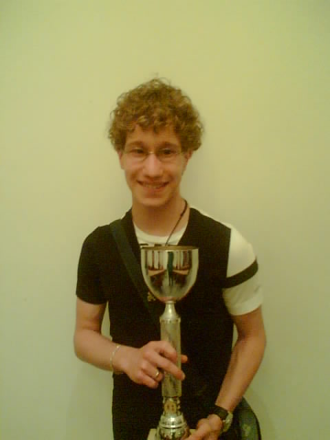 Mark heeft de beker bemachtigd.